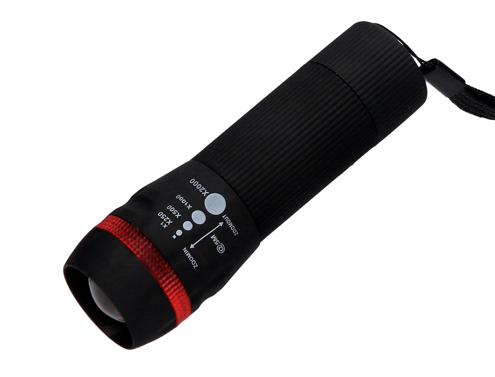 LAMPE TORCHE Q-CONNECT PLASTIQUE AVEC ZOOM 1 WATT MODE CLAIRAGE ON/OFF 3 PILES AAA FOURNIES COLORIS NOIR/ROUGE